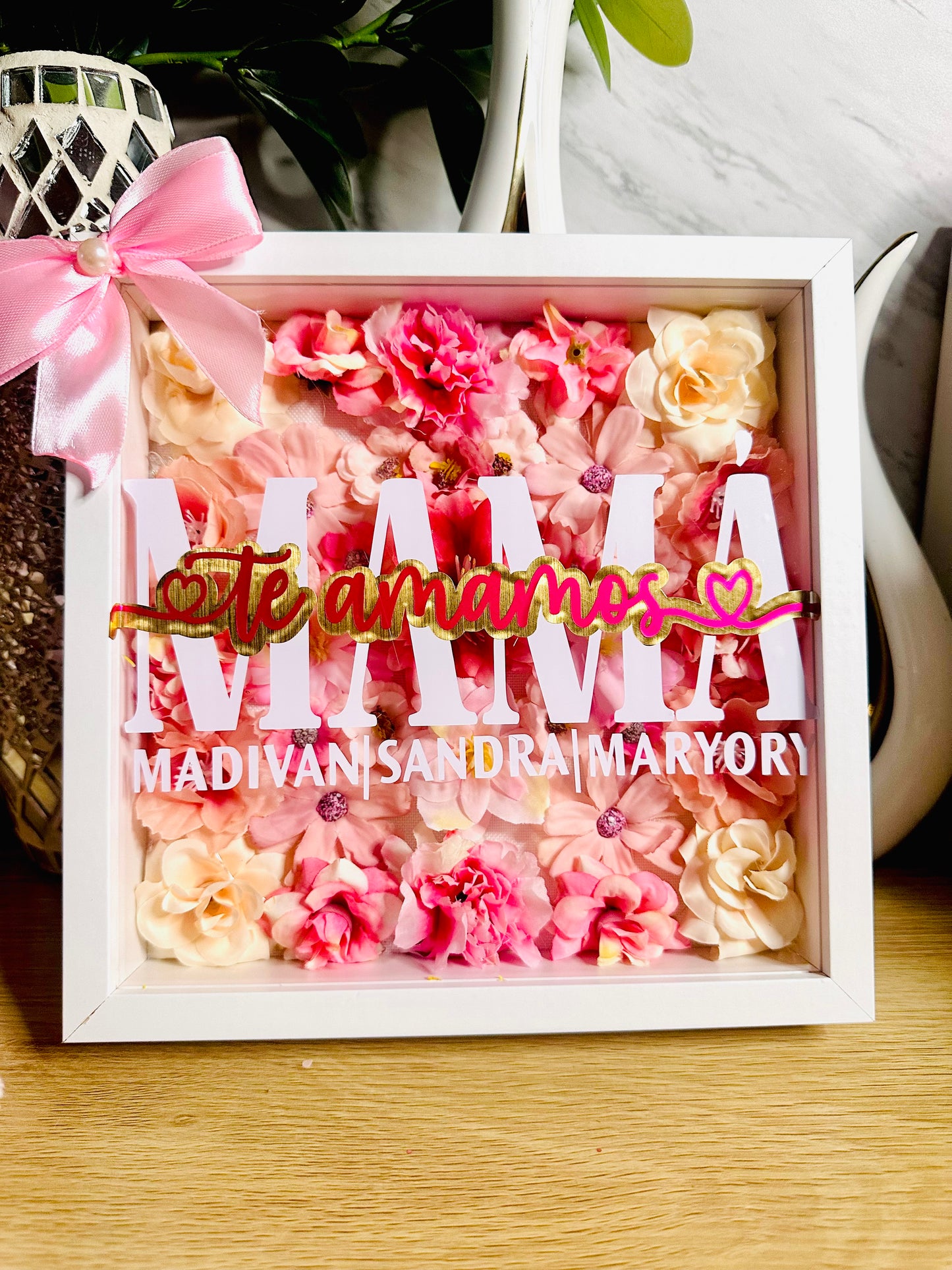 Personalized LED Shadow Box for Mom with Custom Names – Floral Light Frame Gift