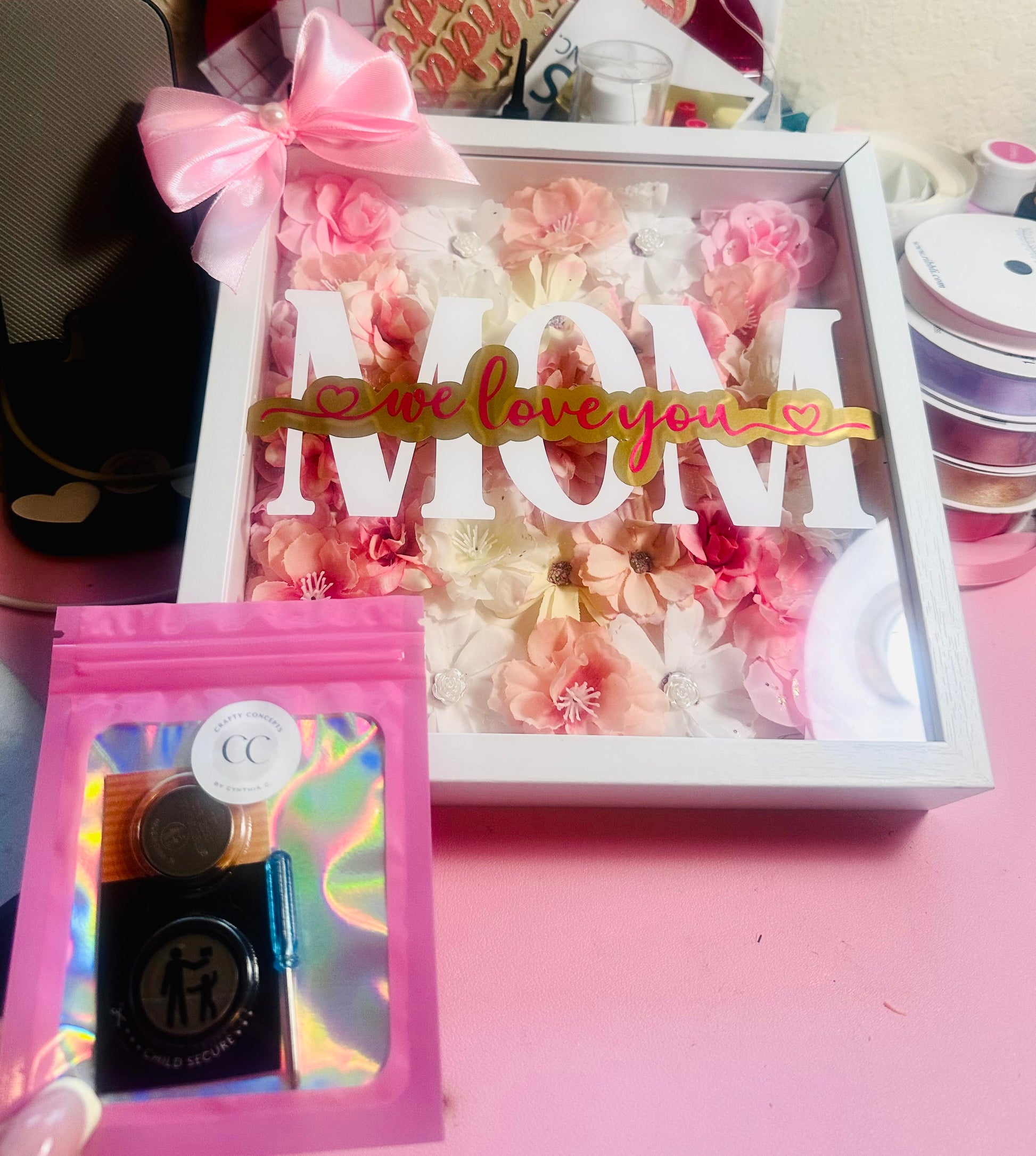 Premium version available 💖 Floral LED shadow box for mom with elegant pink bow , up to 5 names can be added below MOM word, gift-ready presentation, includes batteries and mini tool.