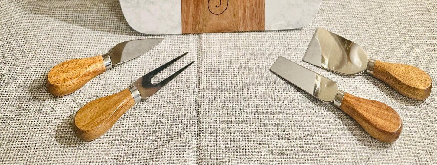 set of 4 Serving Tools Included