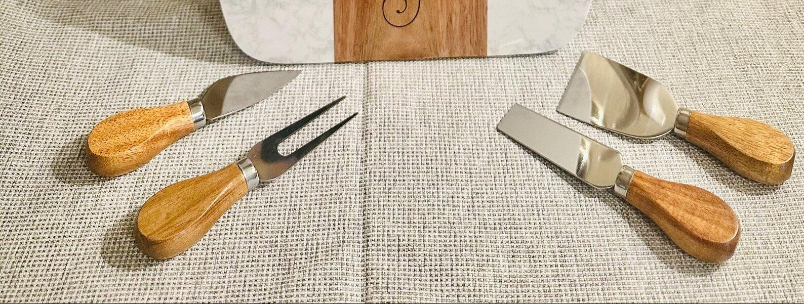 set of 4 Serving Tools Included